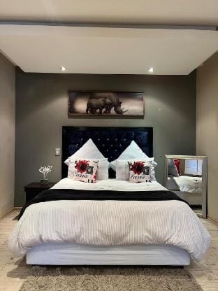 The Franklin Modern apartment with free parking Vacation rental in Johannesburg