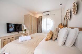 Villa Monstera A7 By Aishwarya Bali International Villa in North Kuta