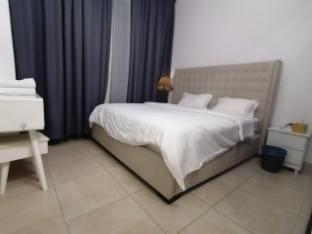 Master Room/Bath inside Vacation rental in Dubai