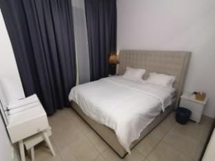 Master Room/Bath inside Vacation rental in Dubai