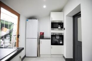 Dixon House, near Bolton, Free Parking, by NMB Property Vacation rental in England