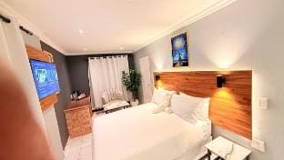 Nexus Luxury Lodge D(Netflix,Free Wi-fi,Dstv) Vacation rental in Gauteng