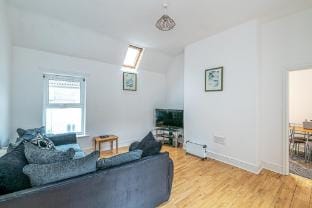 Colwyn Bay Two Bedroom Apartment by Guestz Apartment in Wales
