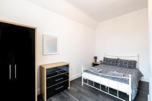 Colwyn Bay Two Bedroom Apartment by Guestz Apartment in Wales