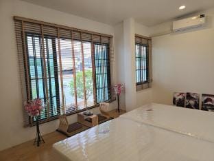 Raku-Raku Pool Villa Bangsaen Villa in Chon Buri Changwat