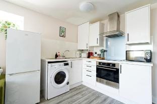 Modern 1BR Near Independent Eateries Vacation rental in Cardiff
