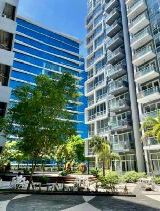 One Pacific Mactan | Beach & Pool Access| Bathtub Vacation rental in Lapu-Lapu City