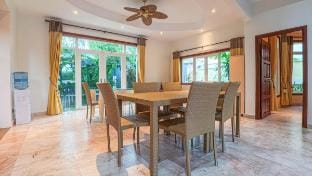 Sundrenched Oasis 7bed pool villa heart of Phuket Vacation rental in Kathu