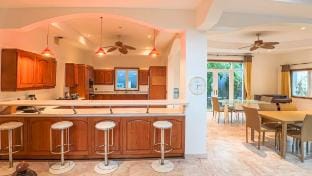 Sundrenched Oasis 7bed pool villa heart of Phuket Vacation rental in Kathu