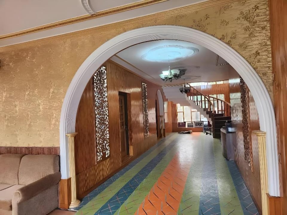 Hotel Himalayan Resort Srinagar, 4 km from Dal Lak Hotel in India
