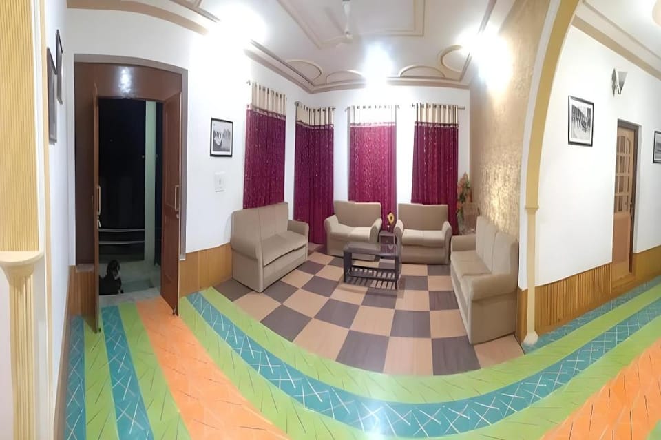 Hotel Himalayan Resort Srinagar, 4 km from Dal Lak Hotel in India