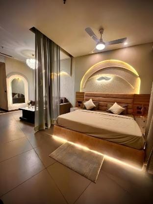 Cozy and luxury downtown suite Vacation rental in Noida