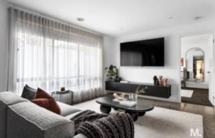 Modern Spacious 4BR + Pool - 5mins drive Airport Long Term Availabale Please contact within Vacation rental in Melbourne