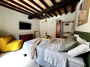 Elegant two-room apartment in the city center Vacation rental in Piacenza