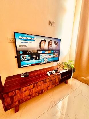 HomeyStays 3BHK Apartment with Lakeside Walk Apartment in Haryana