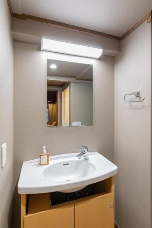 吉野川を一望。リバービューの個室。シャワー・トイレは専用。無料駐車場。JR駅徒歩圏内。共用リビング。 Apartment in Japan