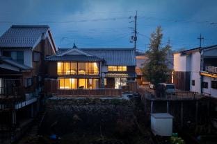 最大3名の個室の貸切利用。シャワー・トイレは専用。無料駐車場。JR駅徒歩圏内。共用リビング有。 Vacation rental in Japan