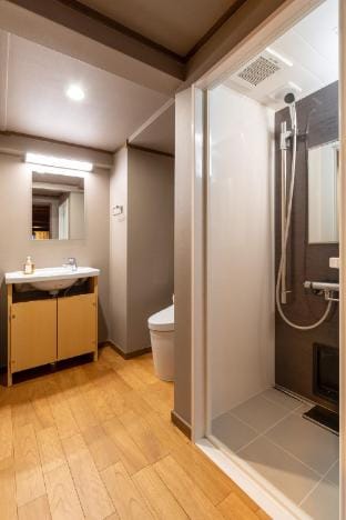 最大3名の個室を貸切利用。専用シャワー・トイレ。共用リビング。 Apartment in Japan
