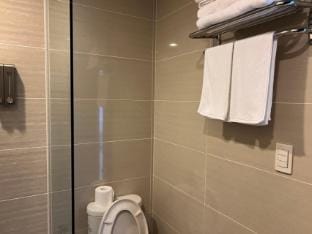Easyworld One Uptown Residence H Apartment in Makati
