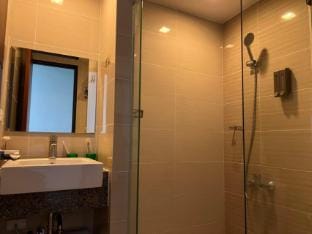 Easyworld One Uptown Residence H Apartment in Makati