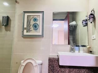 Easyworld One Uptown Residence 14M Apartment in Makati