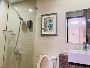 Easyworld One Uptown Residence 14M Apartment in Makati