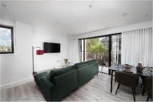 Wine Cooler | Floor Heating | Balcony | Memory Bed Vacation rental in London