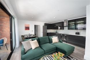 Wine Cooler | Floor Heating | Balcony | Memory Bed Vacation rental in London