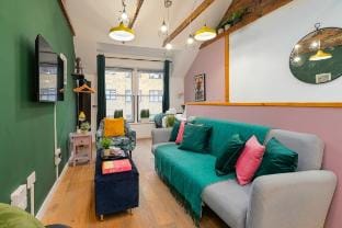 Central London | King Bed | Smart Tv | Big Windows Vacation rental in London