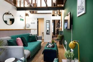 Central London | King Bed | Smart Tv | Big Windows Vacation rental in London