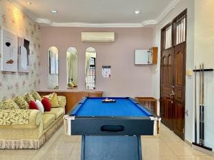 JB Town Landed Home near KSL Midvalley CIQ | 4B3B Vacation rental in Johor Bahru