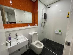 Kuala Lumpur Mont Kiara Arcoris SOHO 5 Pax, Walk to Mall, Pool, WIFI Vacation rental in Petaling Jaya