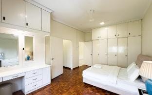 Damansara Heights Luxury Villa with Pool (16 pax) Vacation rental in Federal Territory of Kuala Lumpur