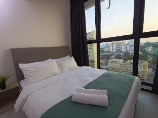 Stylish 3 rooms Infinity Pool 2 carparks Vacation rental in George Town