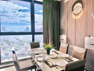 Faraway 3 Bedroom Infinity Swimming Pool 2 Carpark Vacation rental in George Town