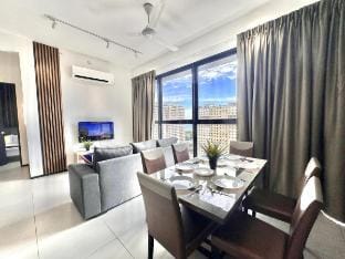 Faraway 3 Bedroom Infinity Swimming Pool 2 Carpark Vacation rental in George Town