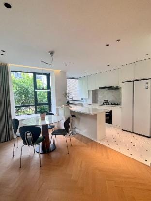 People's Square area Fully equipped Apartment in Shanghai