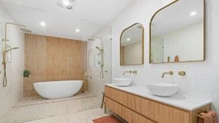 King Beds - Ensuites - Sleeps 20 - Cinema - Lake Vacation rental in Surfers Paradise