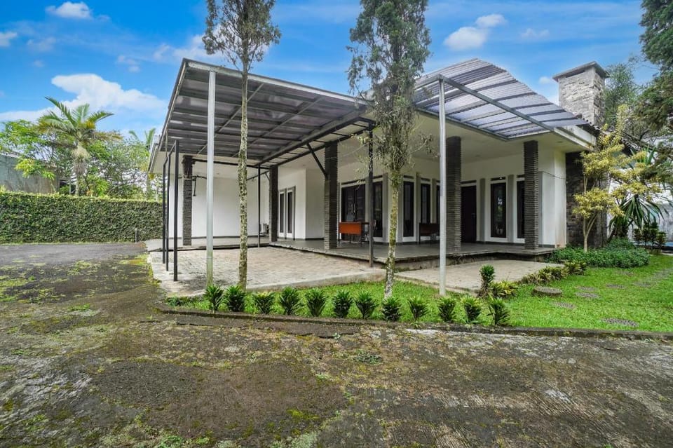 OYO 94708 Bungalow Homestay Hotel in Cisarua