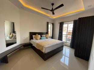 Hi5 Stays SEaRENITY Chic 2BHK Apt w/pool North Goa Apartment in Goa, India