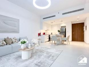 Luxury & Comfort 1B at Al Jadeel 2 Jumeirah Living Vacation rental in Dubai