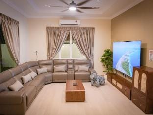 DreamWood Villa Sakeh · 22 Pax | Pool · KTV · BBQ Vacation rental in Johor