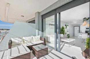 Infinity View Luxury Beachfront. Pools/Jacuzzi/Gym Apartment in Alacantí