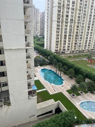 Mahagun  Living Plus -Pool, WiFi & Caring Hosts  Apartment in Noida