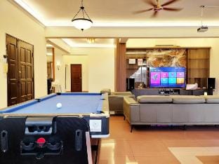 Jom 75'TV LUX Bungalow House JohorJaya @5WC @20pax Vacation rental in Johor Bahru