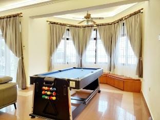Jom 75'TV LUX Bungalow House JohorJaya @5WC @20pax Vacation rental in Johor Bahru