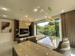 3 Badroom LUXURY Diamond Centery near the airport Apartment in Ho Chi Minh City