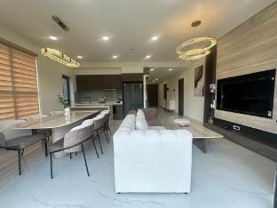 3 Badroom LUXURY Diamond Centery near the airport Apartment in Ho Chi Minh City