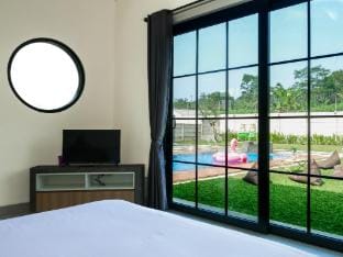 Theolive Arrea - Spacious Private Pool and Backyar Villa in West Java
