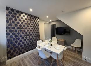 #19 Anfield 5 min walk, Sleeps 7. Vacation rental in Liverpool